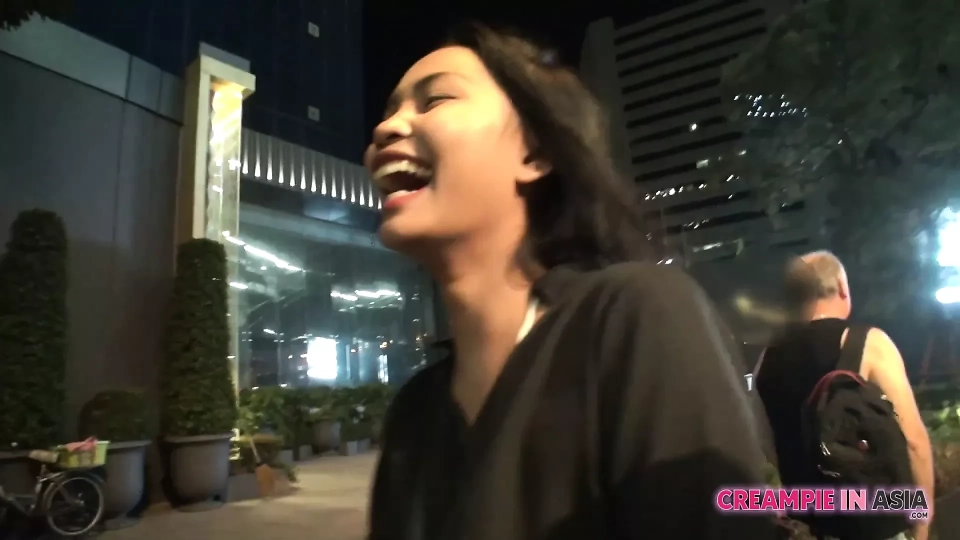 สาวสวยชาวไทยโดนจับกลางถนน
